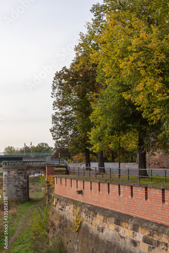 Herbststimmung an der Elbmauer in Torgau, Sachsen