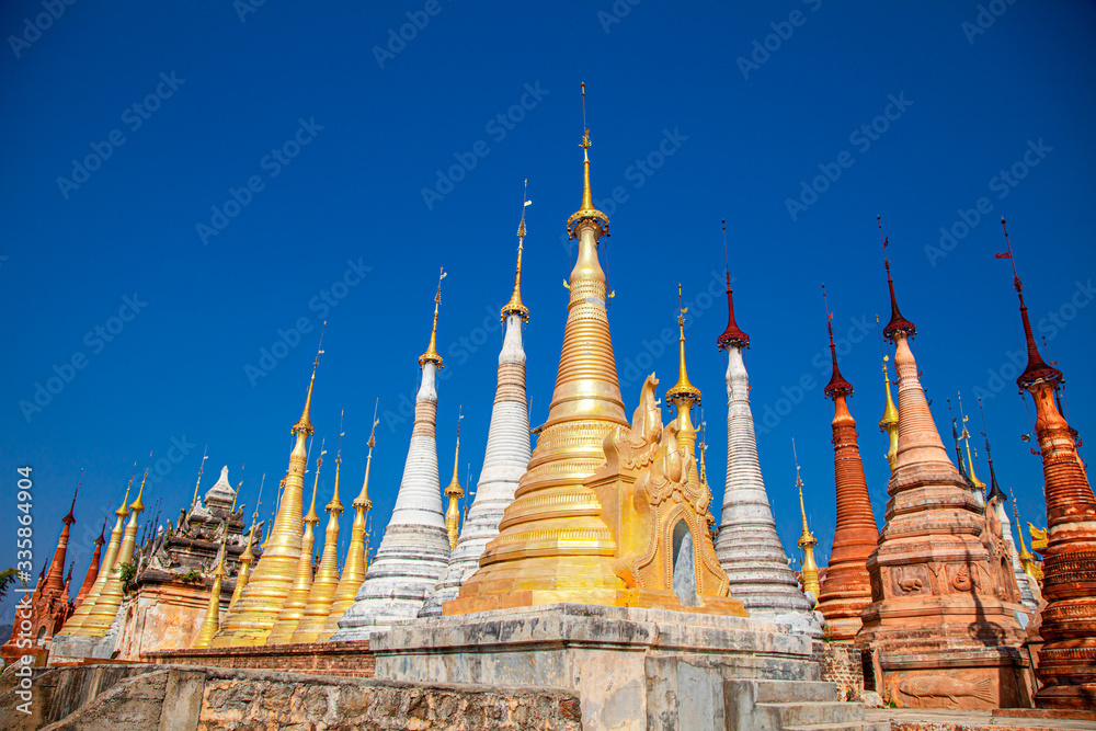Fototapeta premium Shwe Inn Dein Pagoda, Inle lake, Myanmar
