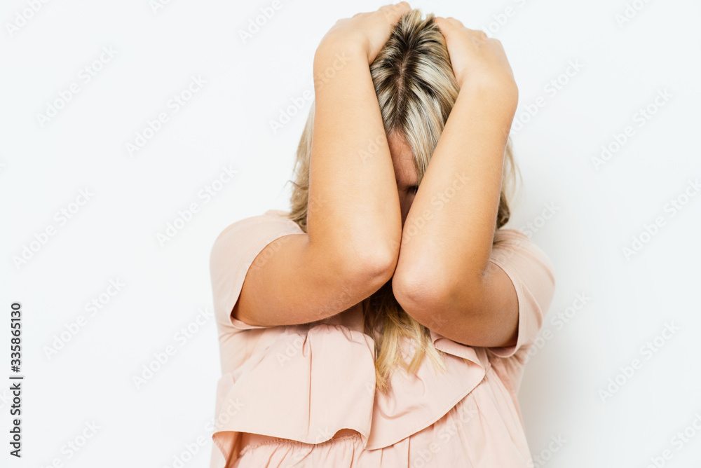 Obraz premium The woman is afraid of fear