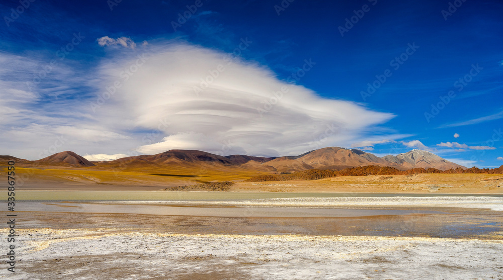 Fototapeta premium nuage lenticulaire au volcan Galan