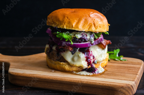 Fényképezés Red, White, and Blueberry Bacon Burger with Basil Aioli: Bacon cheeseburger topp