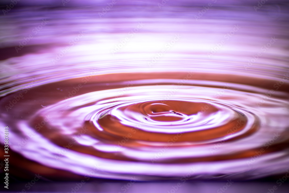 hintergrund in lila und rot mit welle und wasser tropfen im wasser hintergrund in lila und rot mit welle und wasser tropfen im wasser