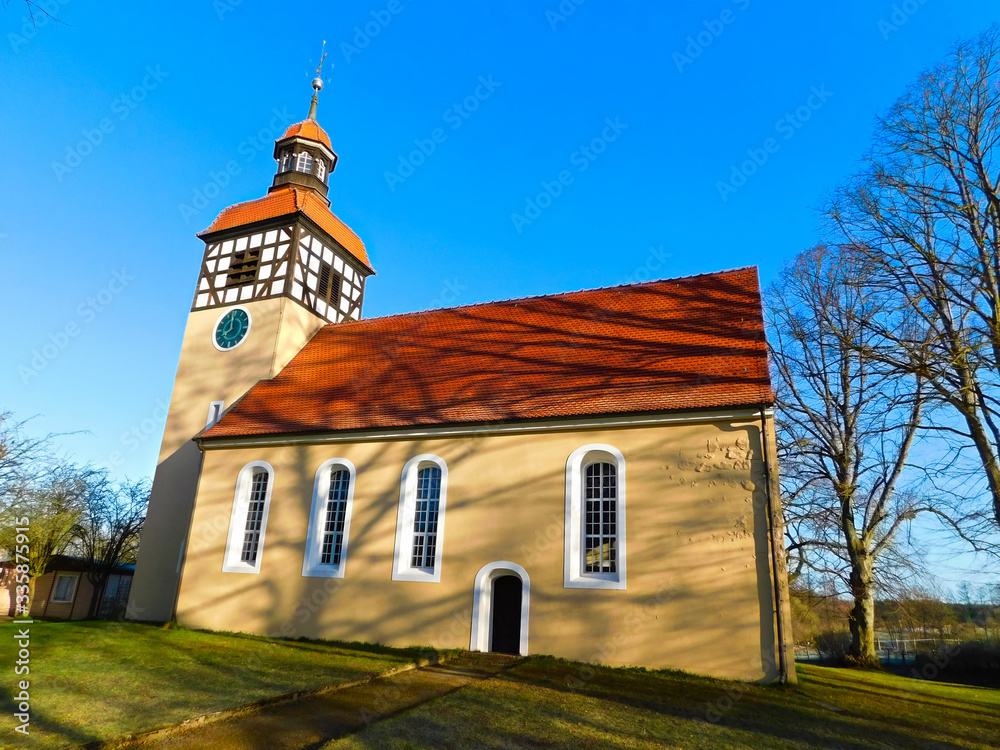 Evangelische Dorfkirche  mit mittelalterlichen Feldstein-Resten