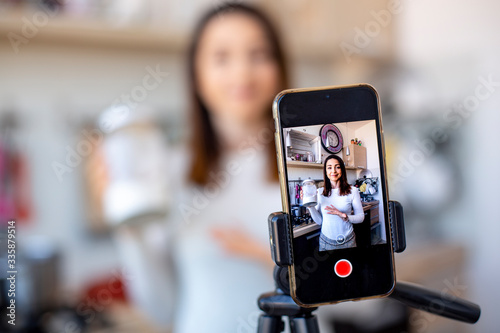 ragazza fa un tutorial di cucina con il suo cellulare
