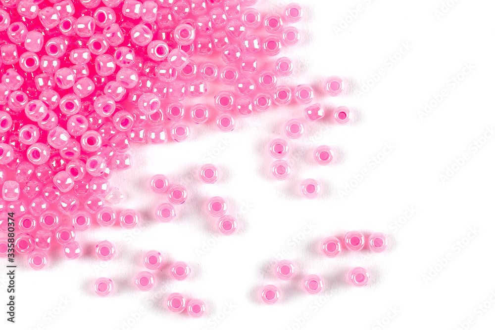 Foto Isolated beads on a white background, scattered beads, pink beads