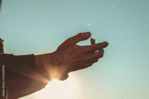 Mann, der seine Hände zum Himmel erhebt