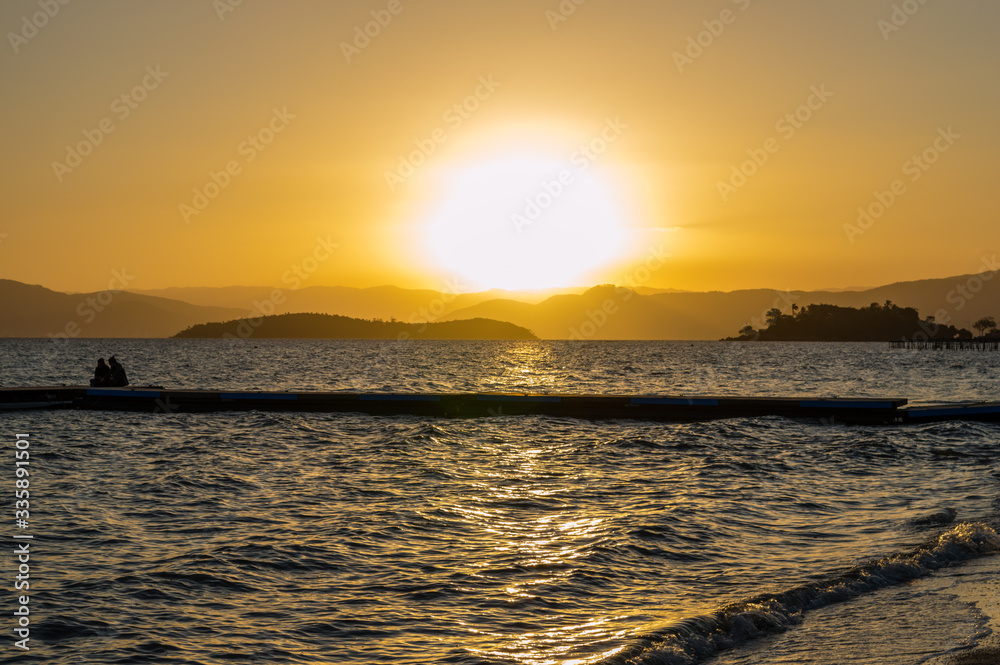 Pôr do Sol praia de Sambaqui