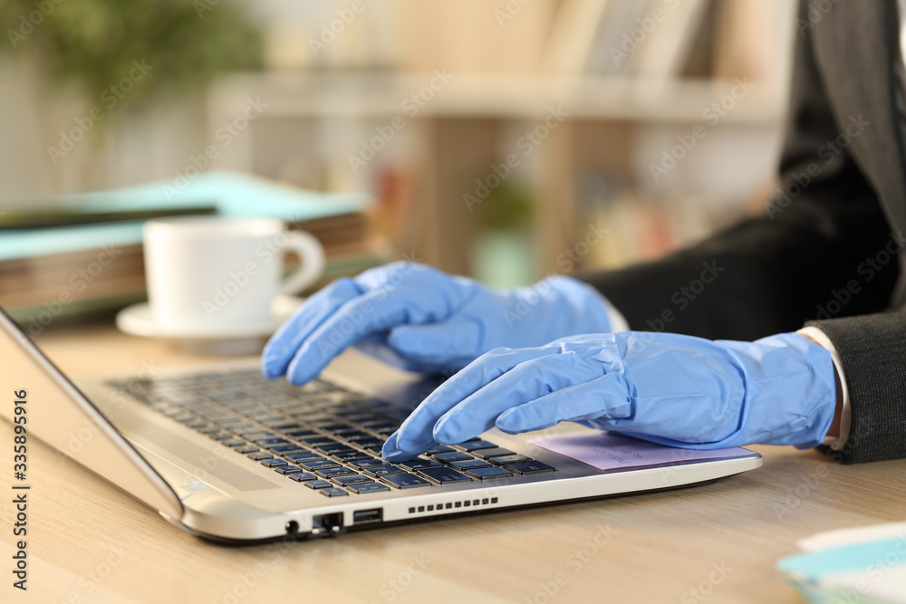 © PheelingsMedia - Freelance hands with defective latex gloves working
