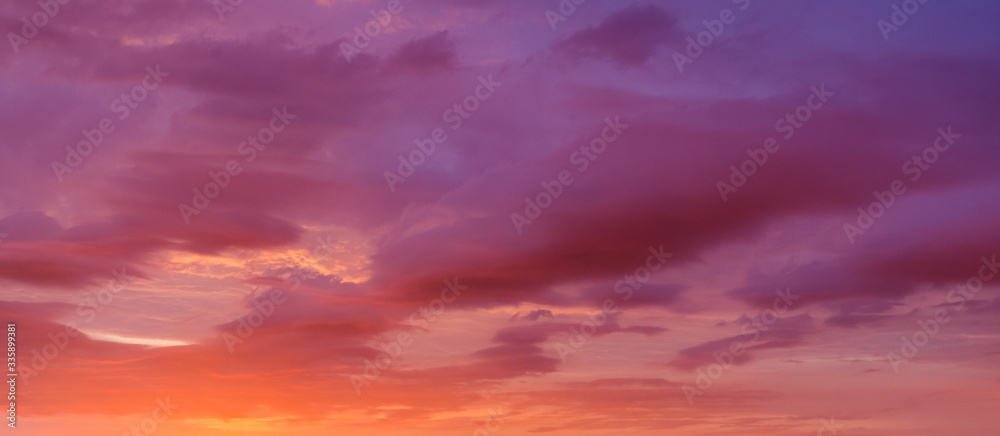 Purpurowe niebo o zachodzie słońca