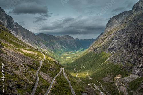 Carretera con curvas entre montañas rocosas photo