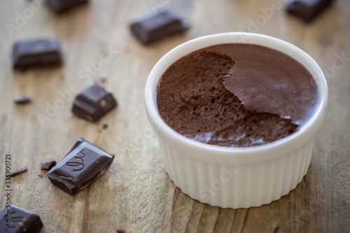 Mousse au Chocolat auf Holztisch