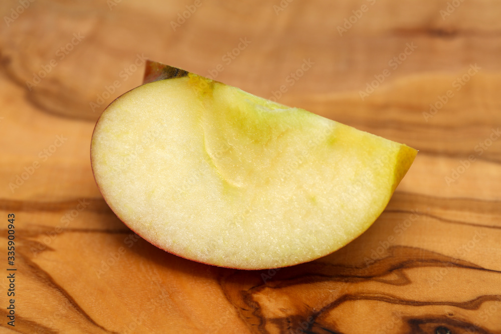Apfel Obst Apfelschnitz auf Holzhintergrund Apfel Obst Apfelschnitz auf Holzhintergrund