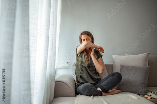 Konstfotografi Coronavirus COVID-19 reducing of risk of spreading the infection by covering nose and mouth when coughing and sneezing with tissue or flexed elbow