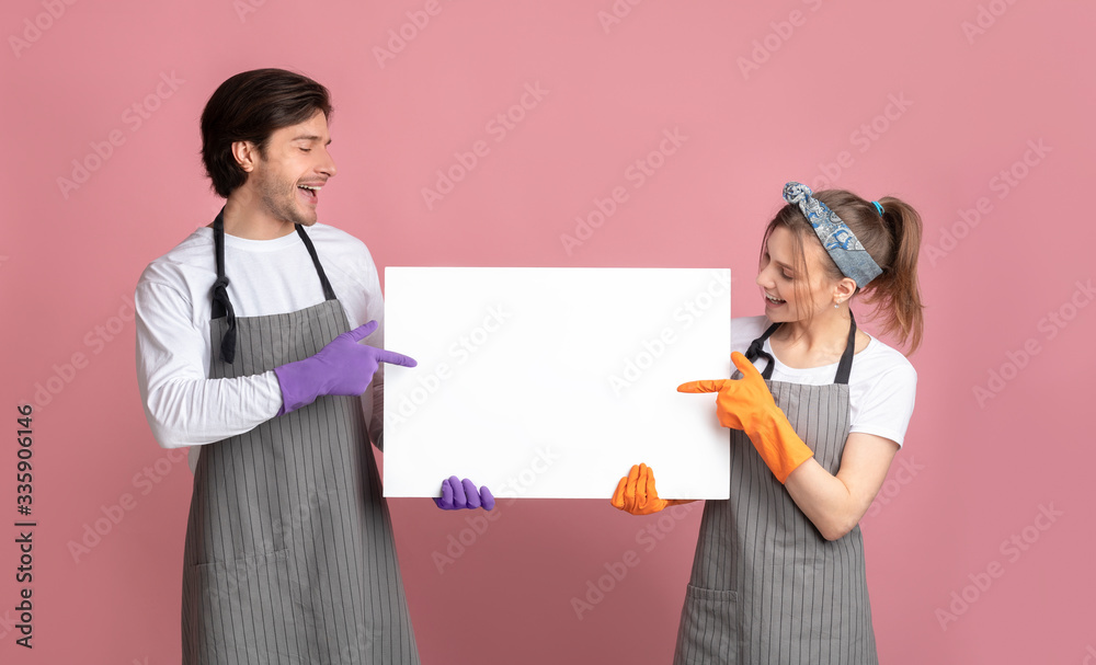 Happy Couple In Cleaning Gloves Pointing At White Placard In Hands Happy Couple In Cleaning Gloves Pointing At White Placard In Hands