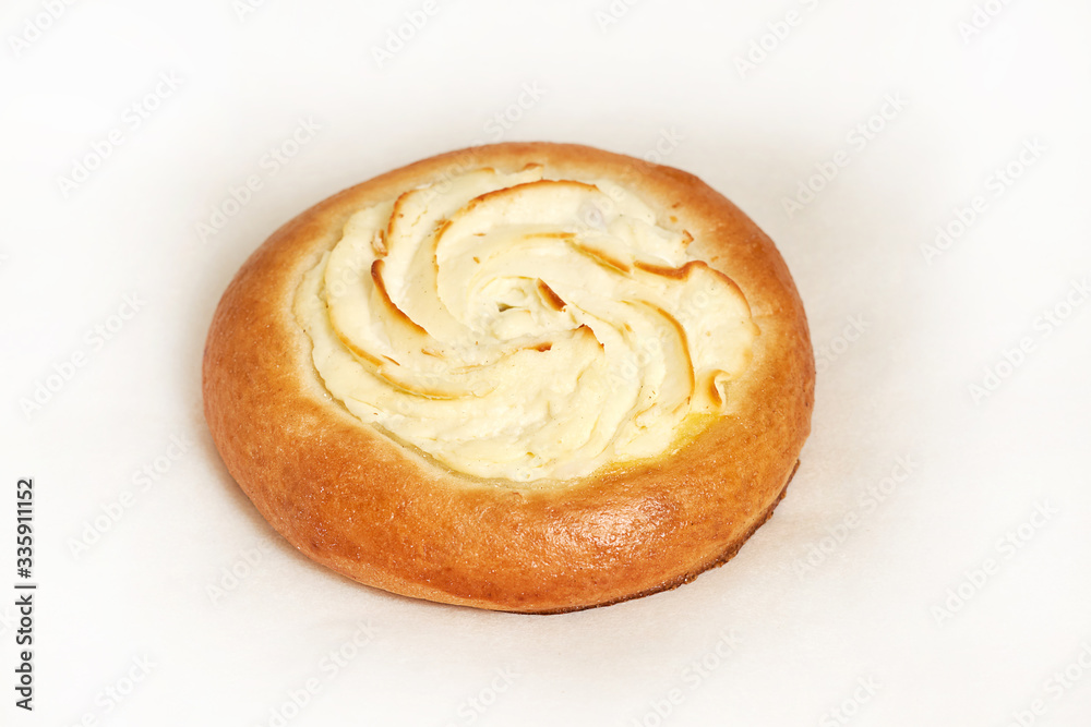 Fototapeta premium Round cheesecake. Fresh pastries. Closeup on a light background
