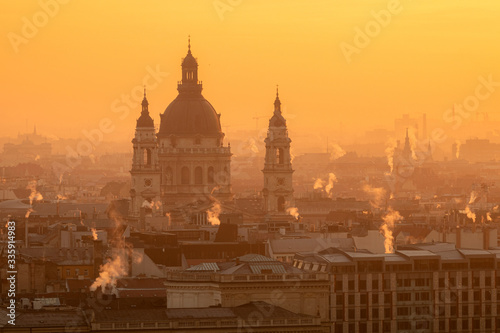 Obraz na płótnie Beautiful golden sunrise over Basilica St Stefan in Budapest, Hungary w salonie