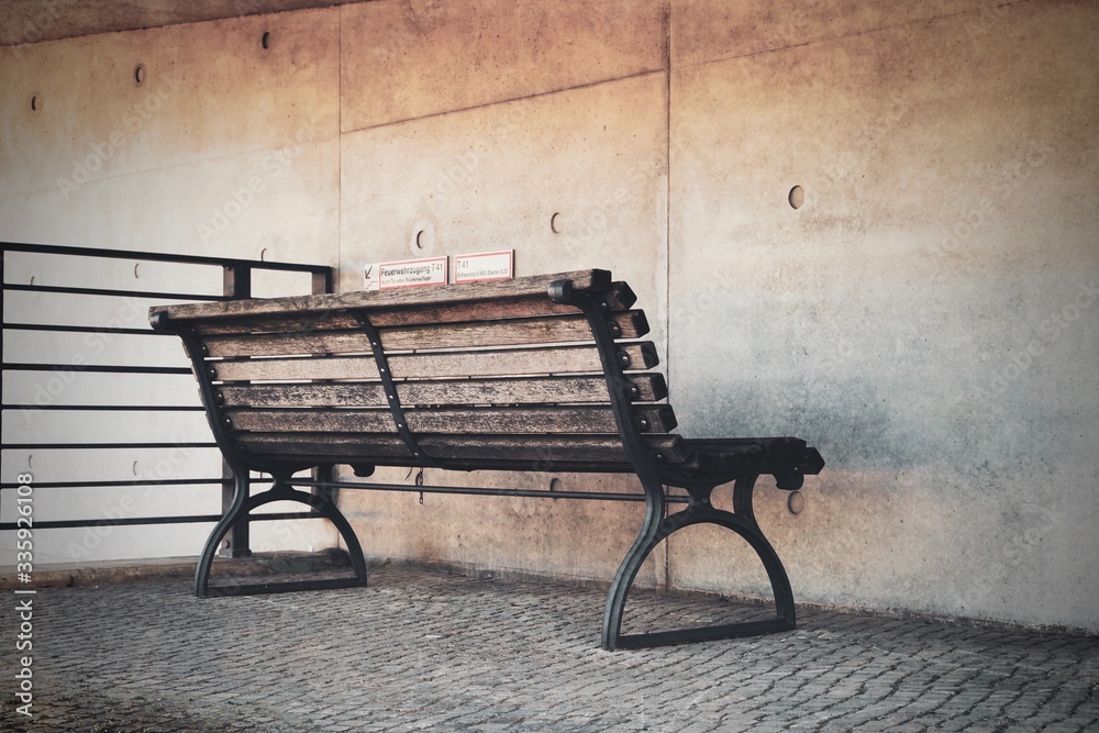 Sitzbank. gegen die Wand gerichtet Sitzbank. gegen die Wand gerichtet
