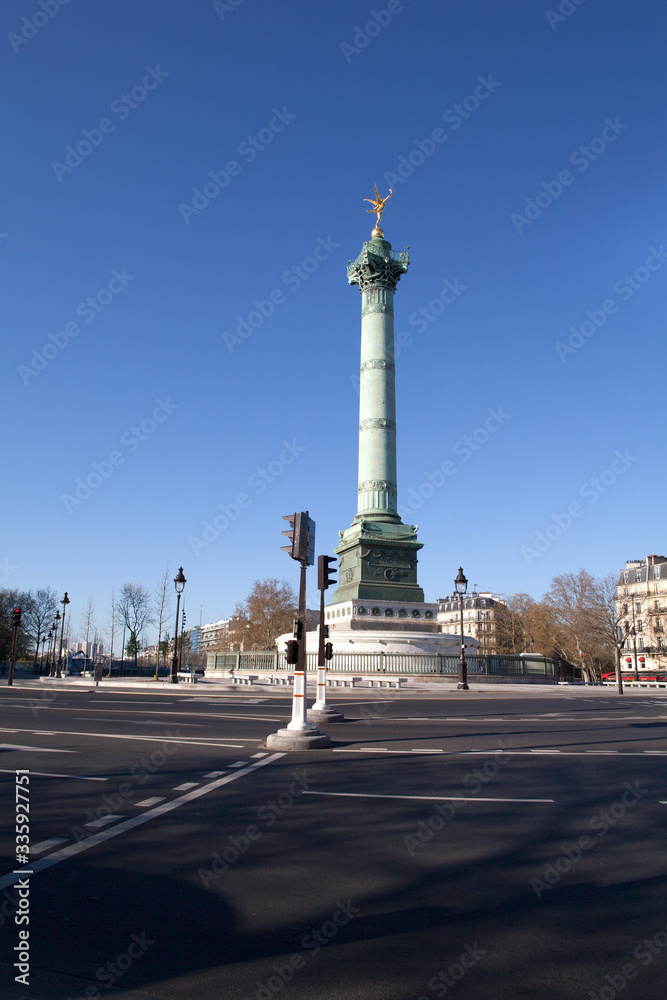Place de la Bastille à Paris, sans circulation et sans personne, pendant le confinement du au coronavirus