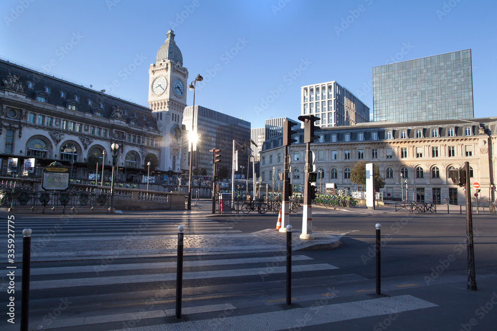 rue devant la gare de Lyon à Paris, sans circulation et sans personne, pendant le confinement du au coronavirus