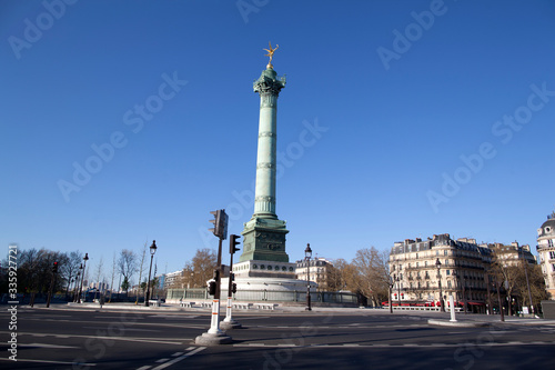 Cuadro en lienzo Place de la Bastille à Paris, sans circulation et sans personne, pendant le conf