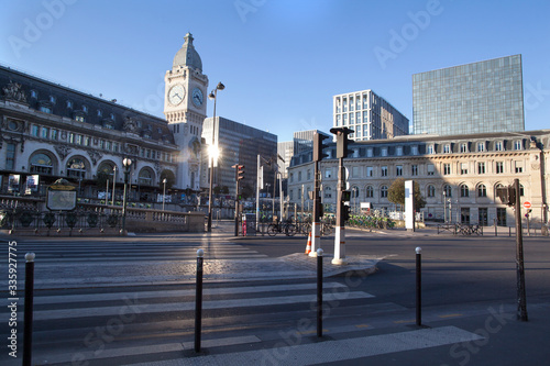 rue devant la gare de Lyon à Paris, sans circulation et sans personne, pendant le confinement du au coronavirus