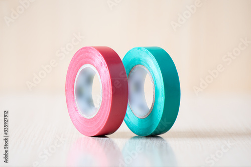 Εκτύπωση καμβά Red and green insulating tapes to insulate the twist of electrical wires