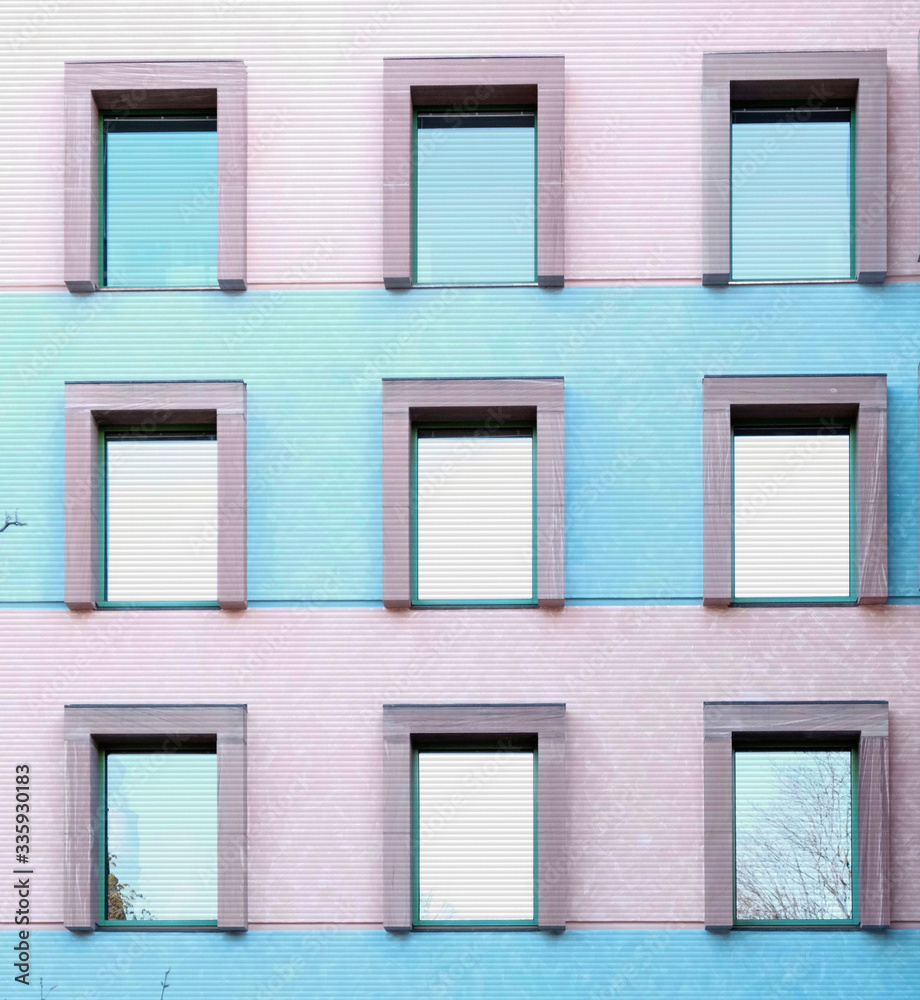 Hausfront, blau und rosa gestreift Hausfront, blau und rosa gestreift