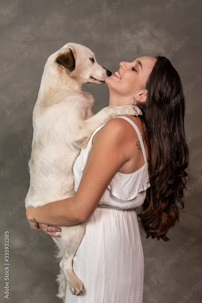 mulher com cachorro no colo