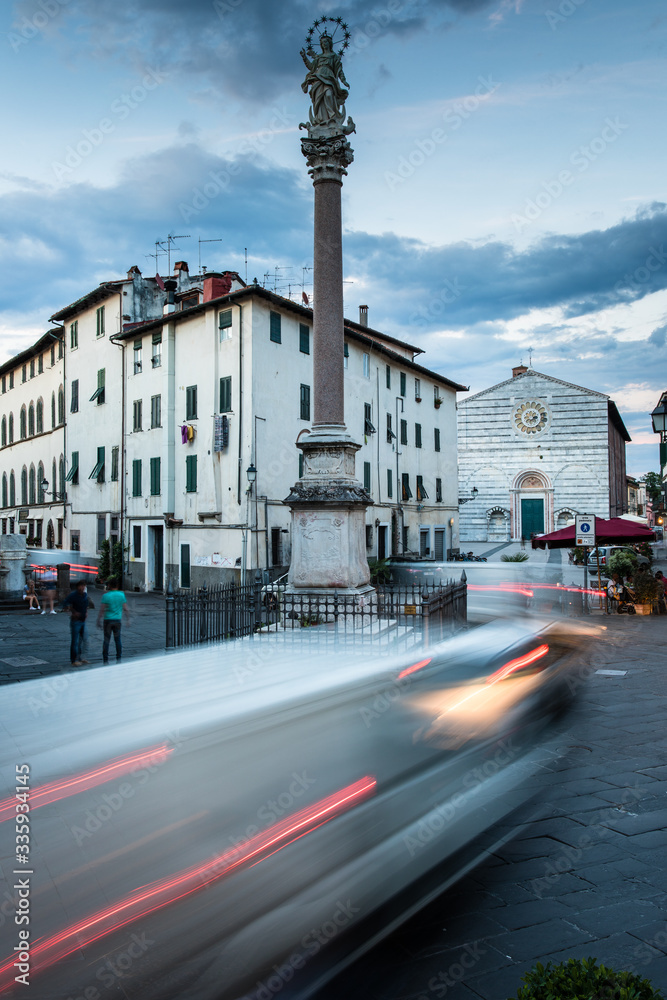 Obraz premium Streets of Lucca, Tuscany, Italy, at dusk