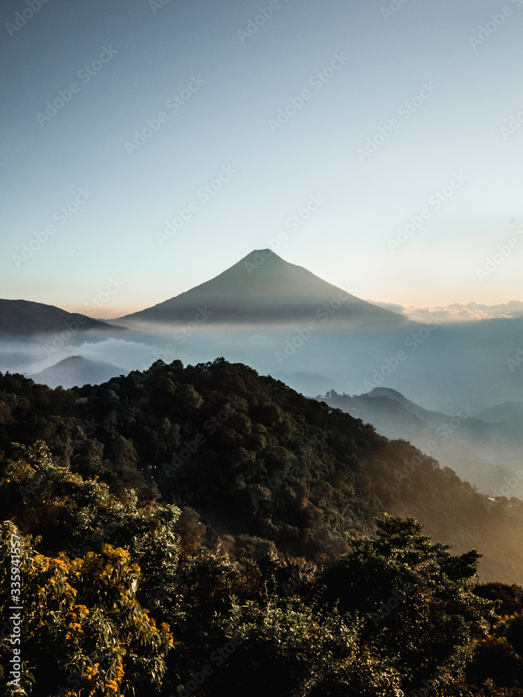 Maravilloso atardecer viendo al volcan Acatenango en Guatemala