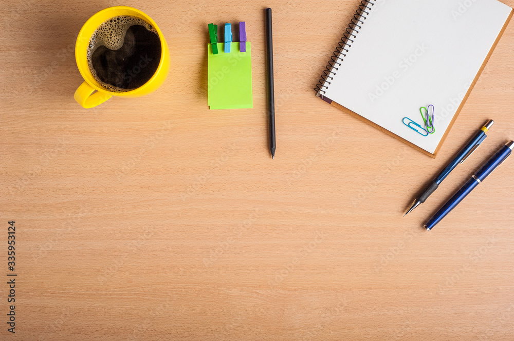 Espacio de trabajo, cuaderno, celular y café Espacio de trabajo, cuaderno, celular y café