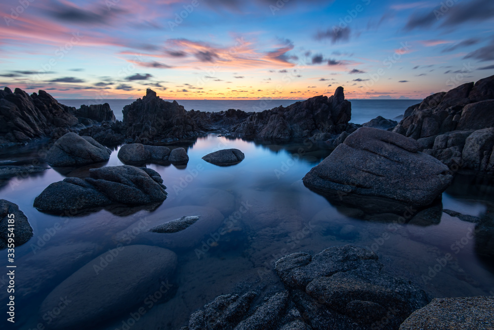 Obraz premium Beautiful sunset on the beach, pilai beach, phang nga , southern Thailand