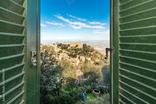 Montalcino, Toskania, Włochy, krajobraz z okna