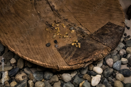Canvas Print Primitive gold panning equipment with gold nuggets
