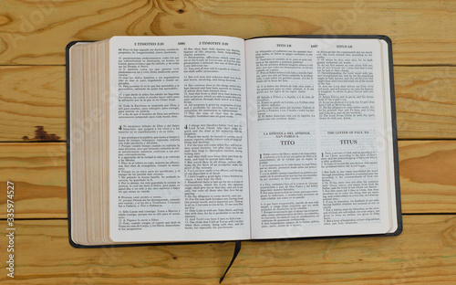 Εκτύπωση καμβά open bilingual bible book on Titus, Spanish and english