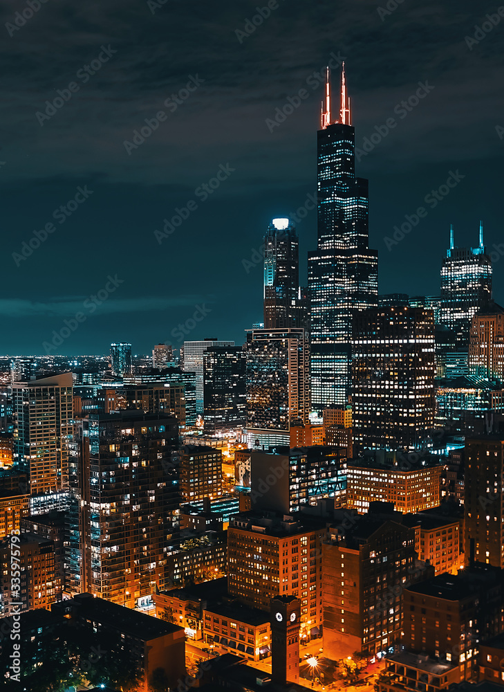 Obraz premium Downtown chicago pejzaż miejski panoramę wieżowców w nocy