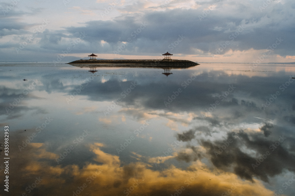 Naklejka premium The view at sunrise on the beach in Sanur, Bali