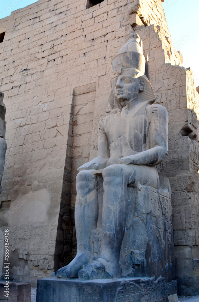 Obraz premium The floating figurines of Pharaoh's seat in Egypt.
