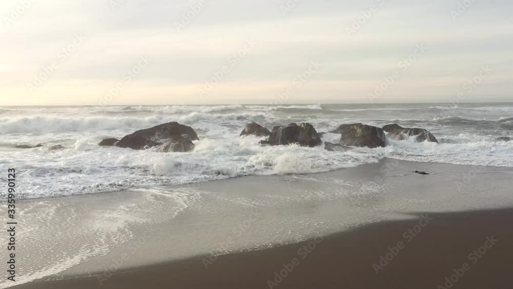 Beautiful and peaceful beach in the southern Oregon coast with amazing views and natural landscapes Beautiful and peaceful beach in the southern Oregon coast with amazing views and natural landscapes