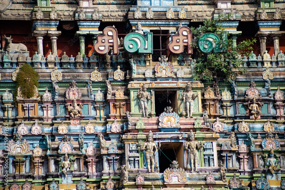 Obraz premium Hindu temple in Tamil Nadu, South India. Sculptures on Hindu temple gopura (tower), sculpture of an Indian deity