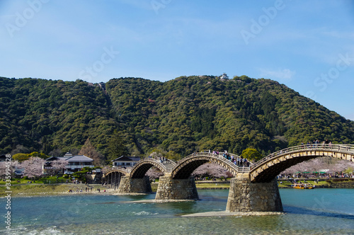 錦川に掛かる木造アーチ構造の錦帯橋 © y.tanaka