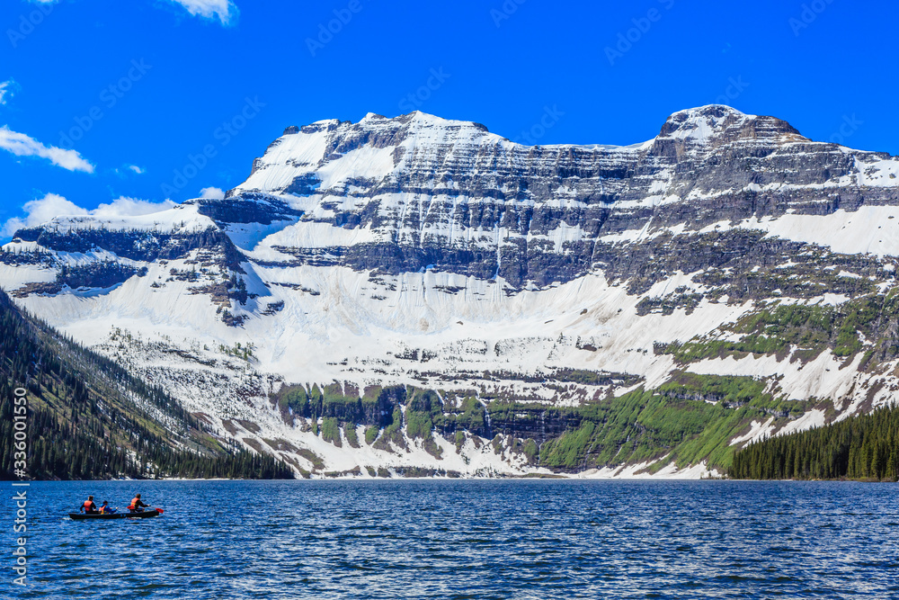 Obraz premium Boating at Cameron Lake