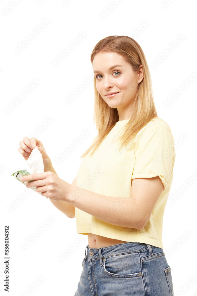 Obraz premium Beautiful blond woman use wet wipes