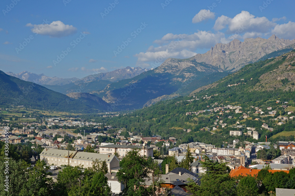 Fototapeta premium La bellissima vallata di Briancon con montagne e nuvole