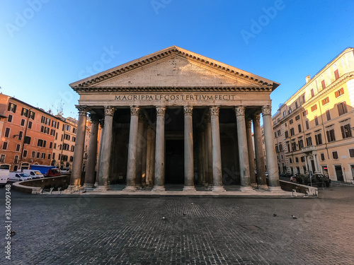 Das Pantheon in Rom bei Sonnenaufgang, Italien #336009348