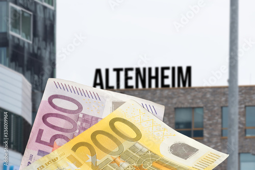 Ein Altenheim und Euro Geldscheine photo