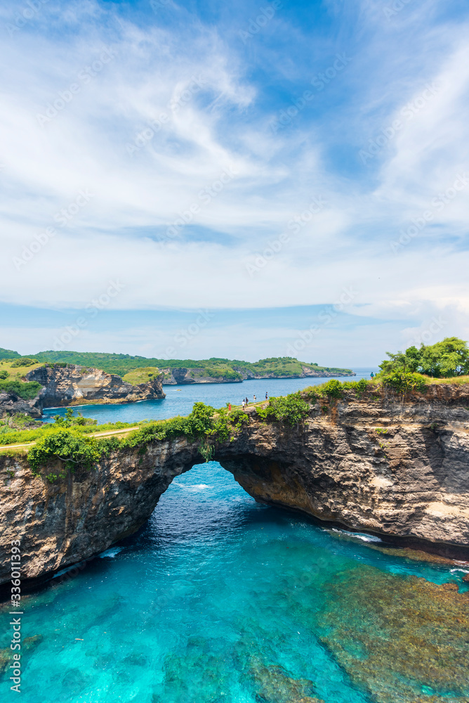 Obraz premium Broken beach and Billabong beach rocky bay with sky blue ocean water and blue sky apart of one day traval trip of the eastern in Nusa Penida island , Klingung regency, Bali Island, Indonesia