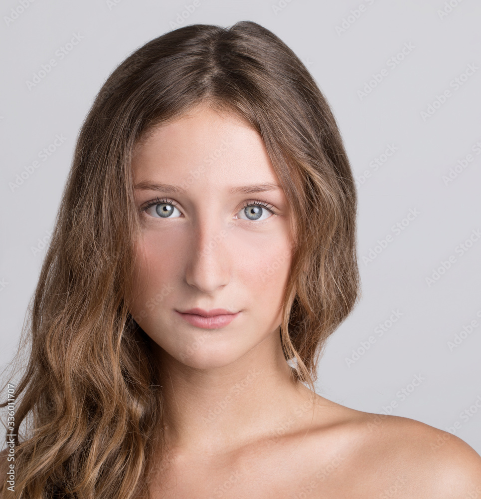 Volto di ragazza con occhi azzurri Volto di ragazza con occhi azzurri