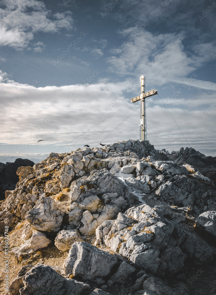 Gipfelkreuz in felsiger Landschaft