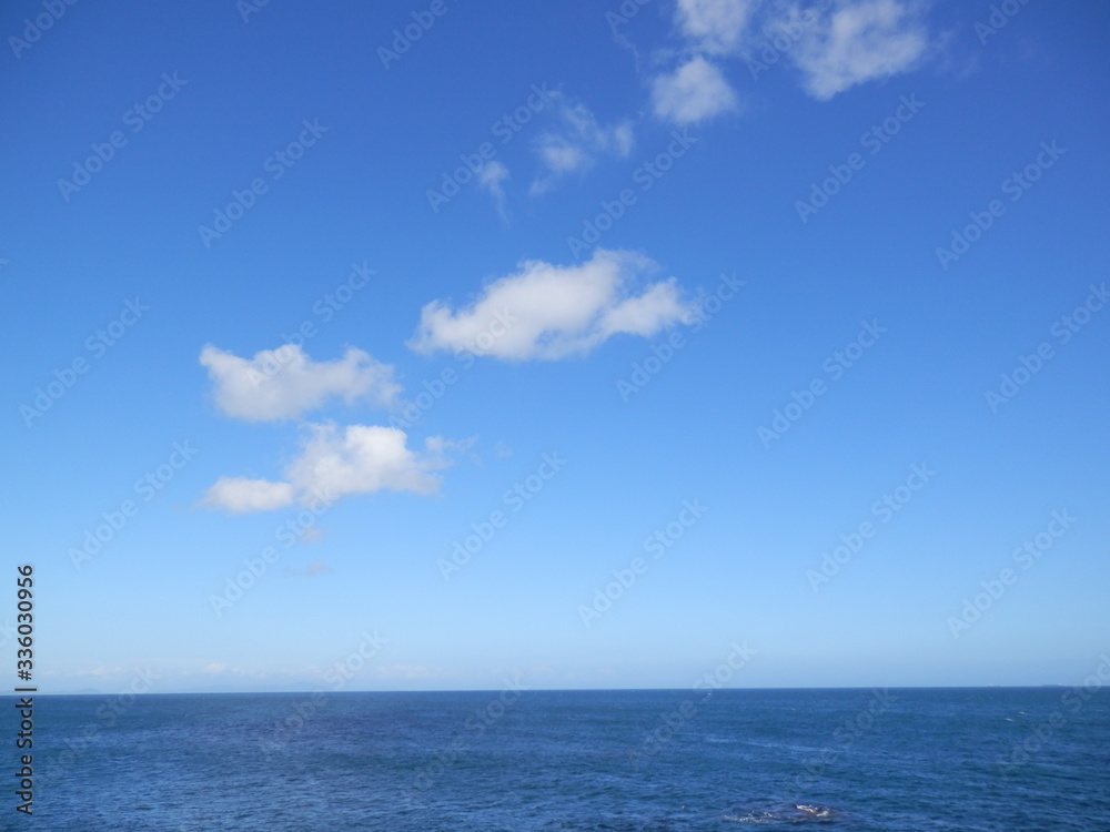 青空と水平線と海